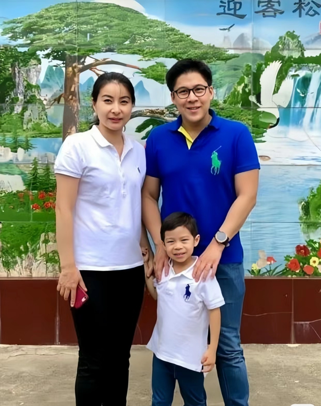 霍启刚郭晶晶夫妇和孩子看起来非常阳光,心底无私天地宽