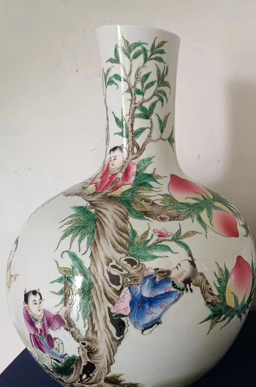 清-乾隆九子攀桃的天球瓶,人物绘画灵动,多子长寿吉祥寓意