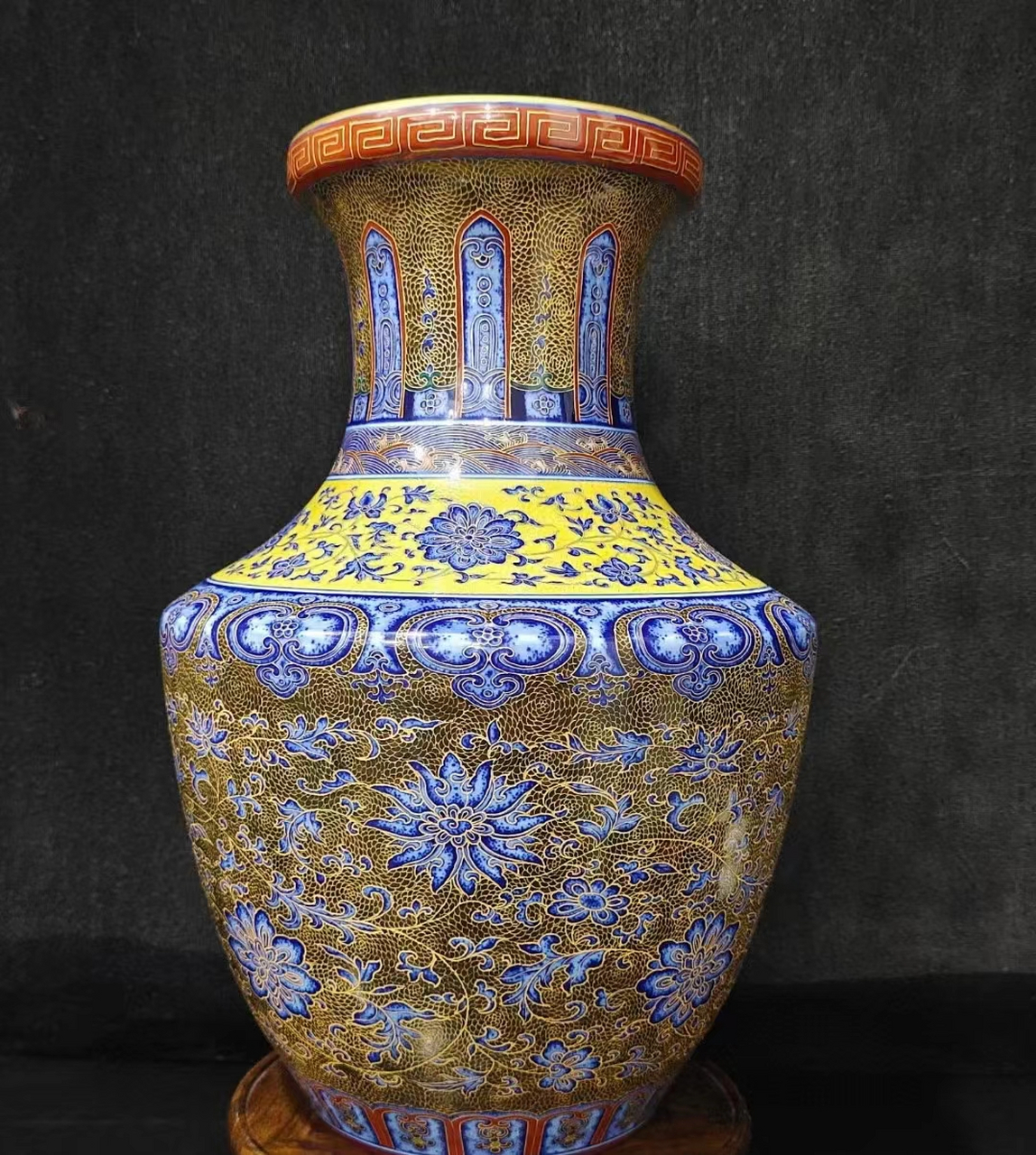 清-乾隆-珐琅彩金丝缠花卉大赏瓶