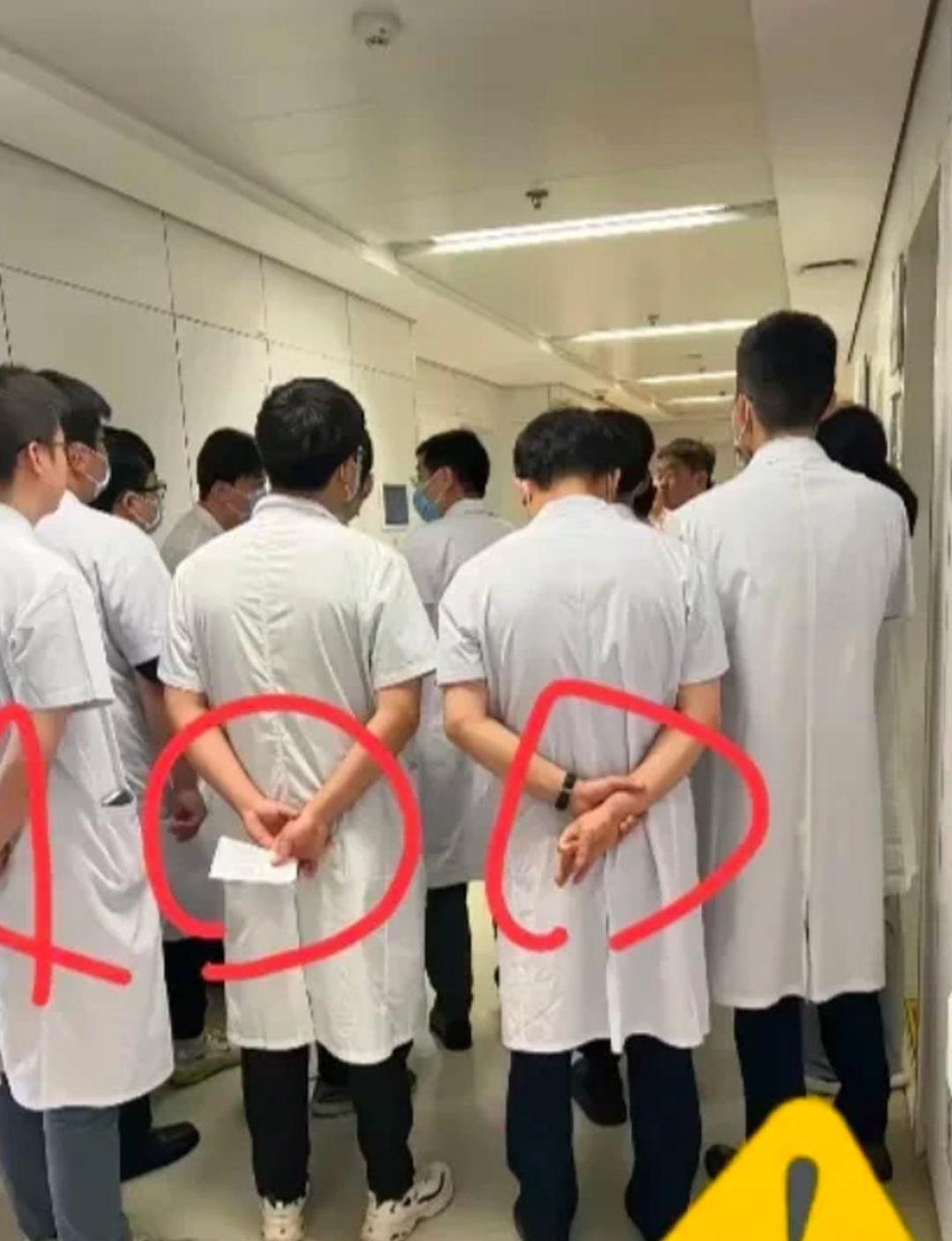 我在陪床无意间发现了一个问题每天早上主任来查房后面跟着的白大褂