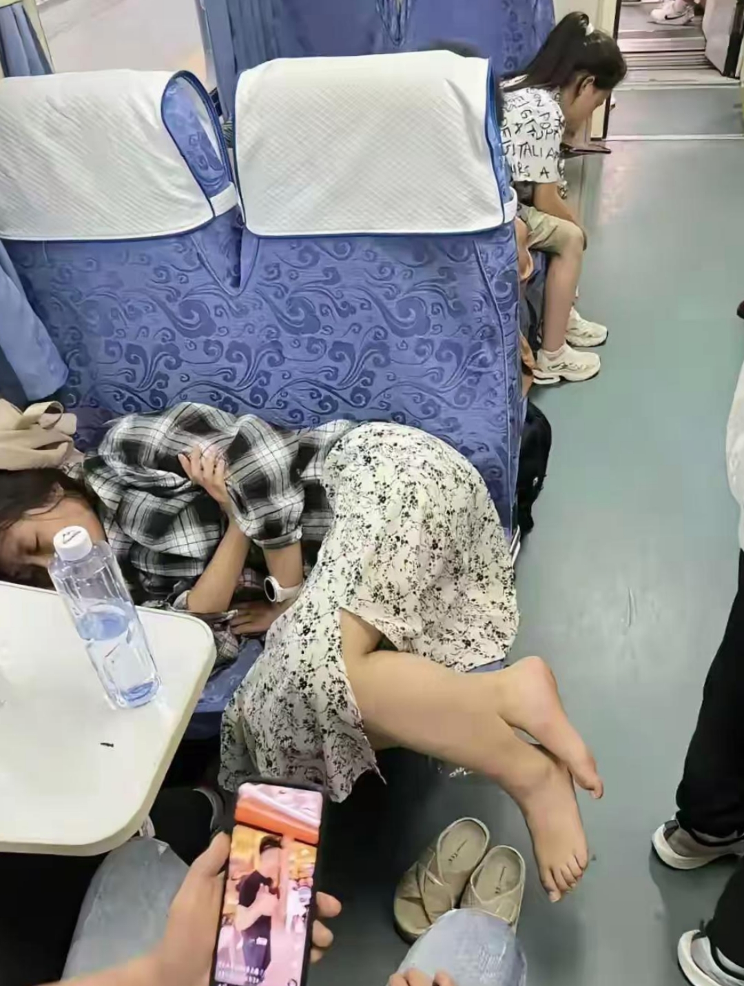 我坐火车回家时,突然半夜里肚子疼,有点内急,就上厕所蹲了有半个小时