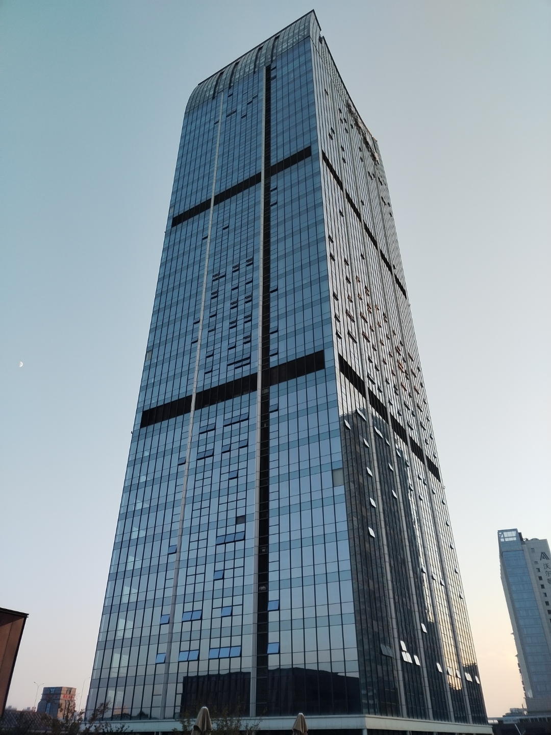 秋楓寒菊重陽,暮雲独爱秋霜,誰言歸雁寂寥.斜陽西去,無惧風華易老