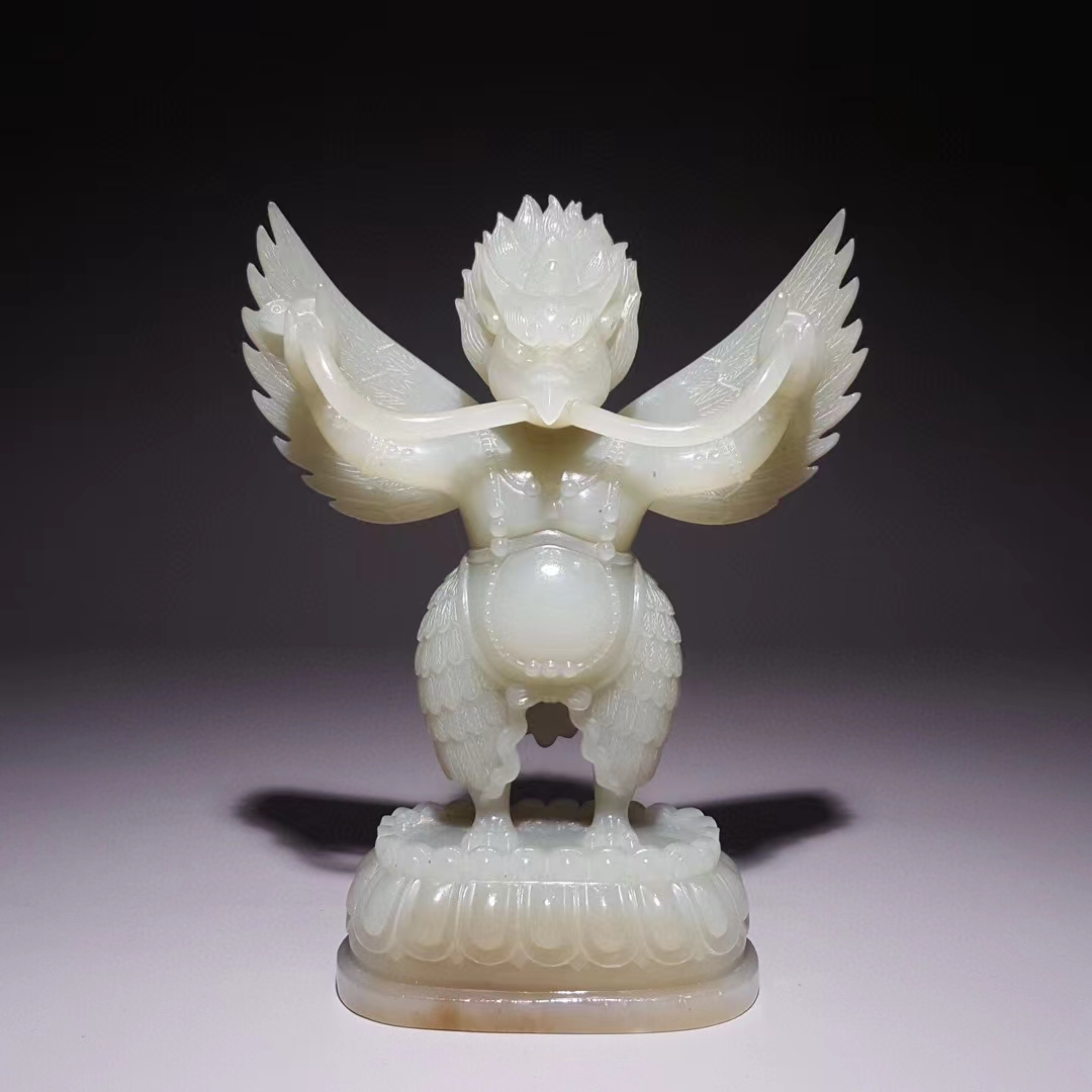 和田玉迦楼罗 尺寸:12.5×10×4.2厘米 重量;322克