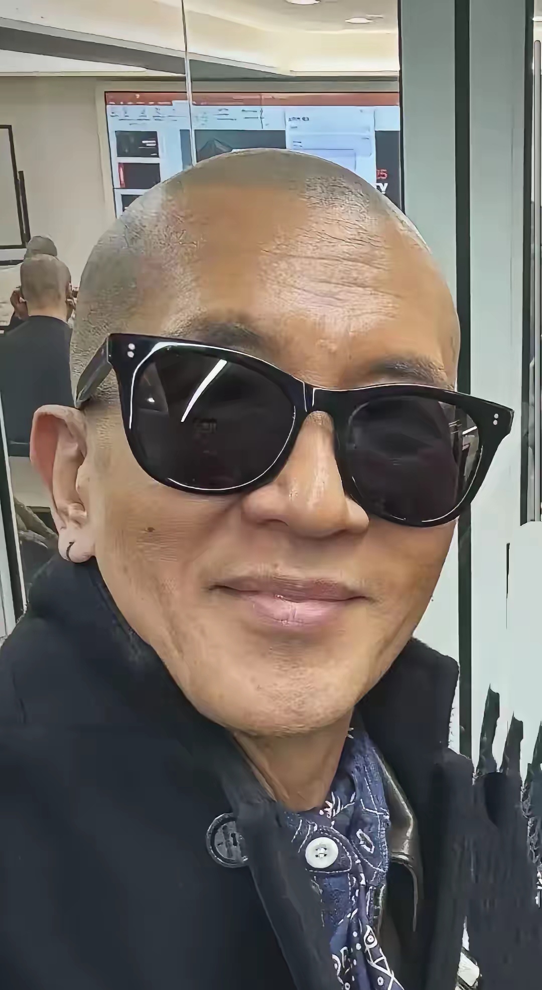 最后还是这个光头成了最大的赢家 只身一人 带着满身的纹身 用情怀