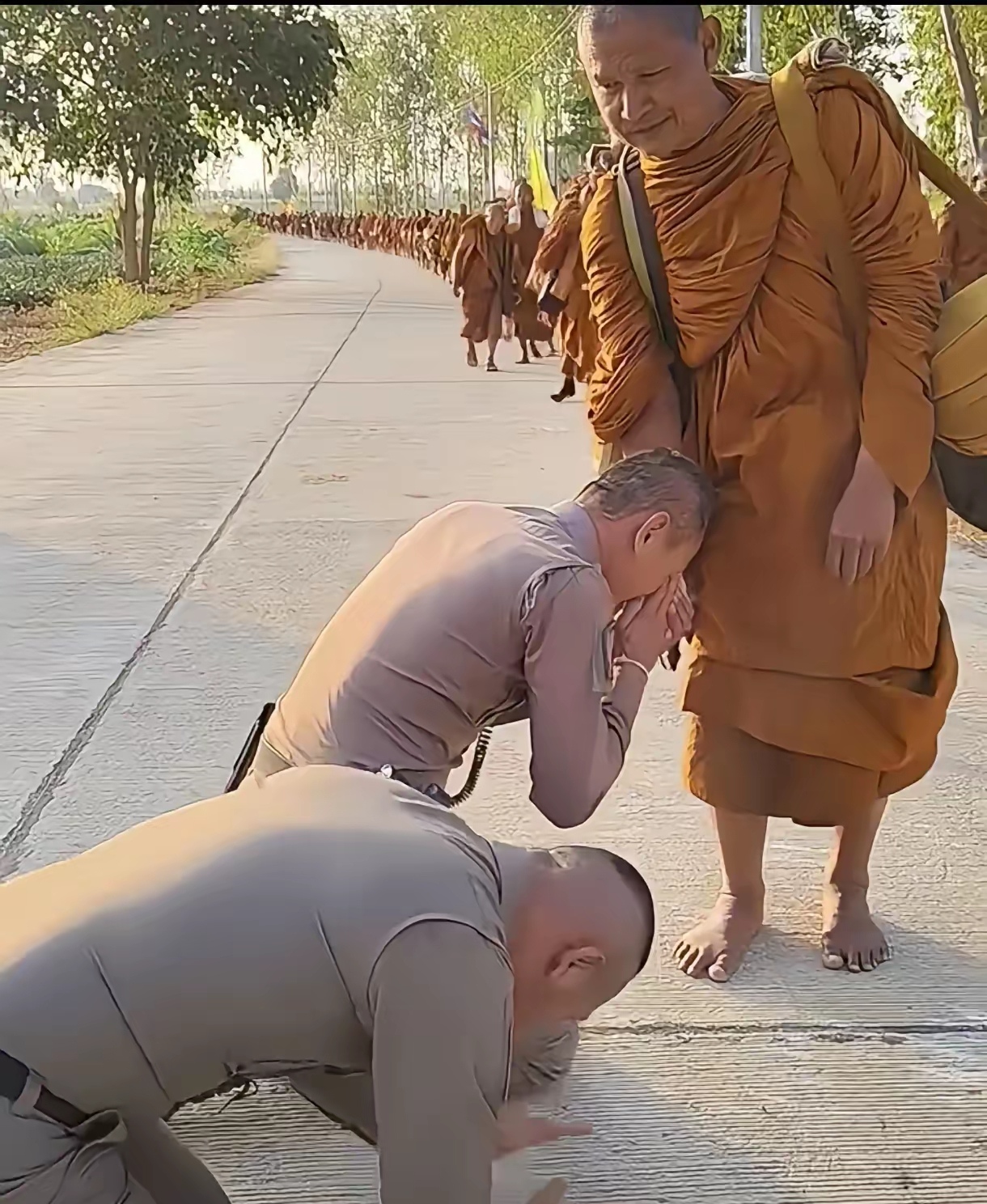 在泰国,有人穿着军装就双膝下跪,这明摆着是宗教压过了王权