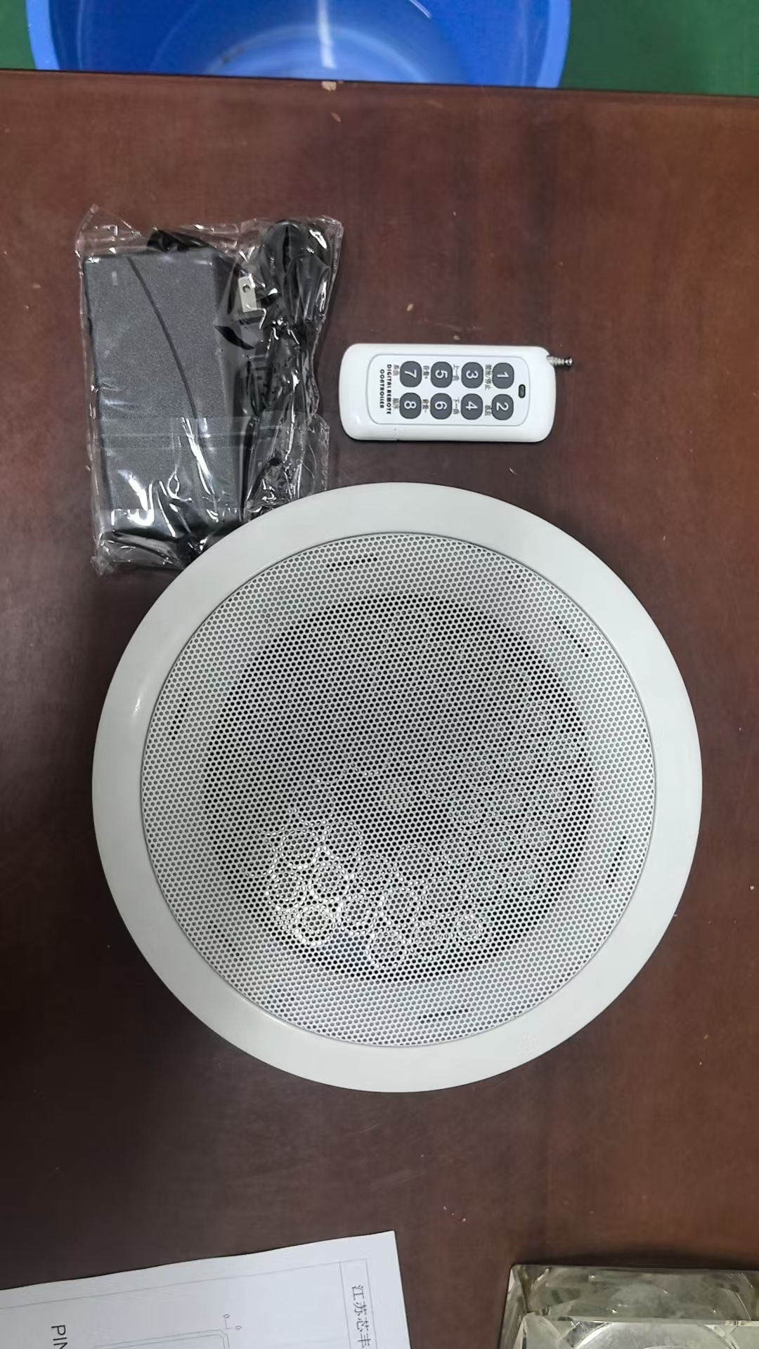 这个圆形吸顶定向喇叭.安装简单,直接嵌入到天花板顶部