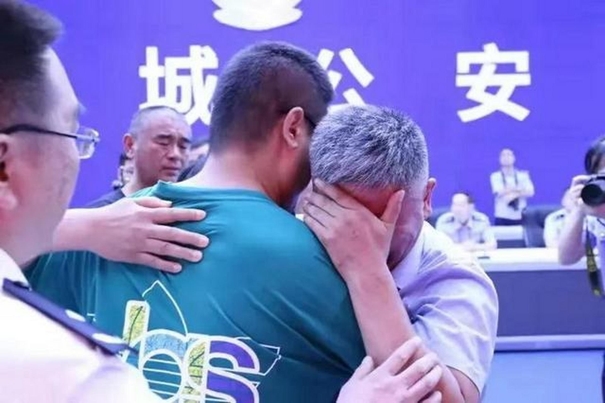 郭新振(郭振)养父母都是农村人 他养父母跟两个姐姐对他都很好 郭爸说