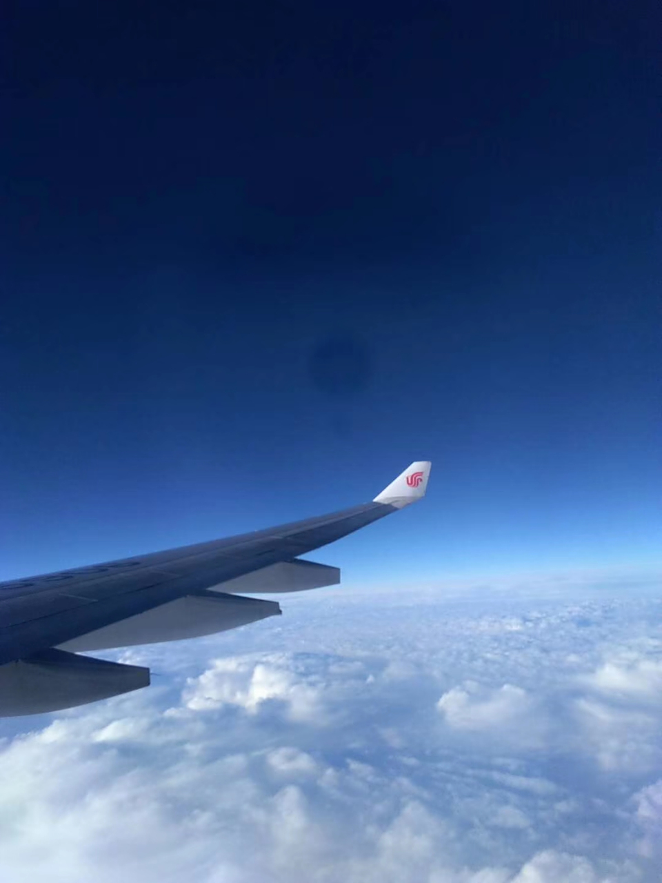 上海东空飞莫斯科飞机上拍照蓝天白云朵朵洁白无瑕.