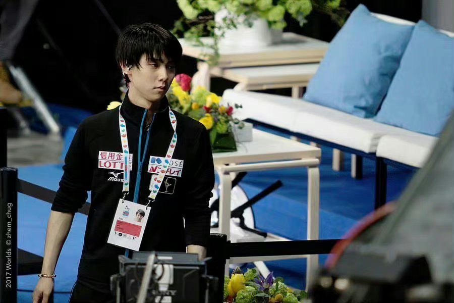 羽生结弦在2023年四大洲花样滑冰总决赛选手村里走动