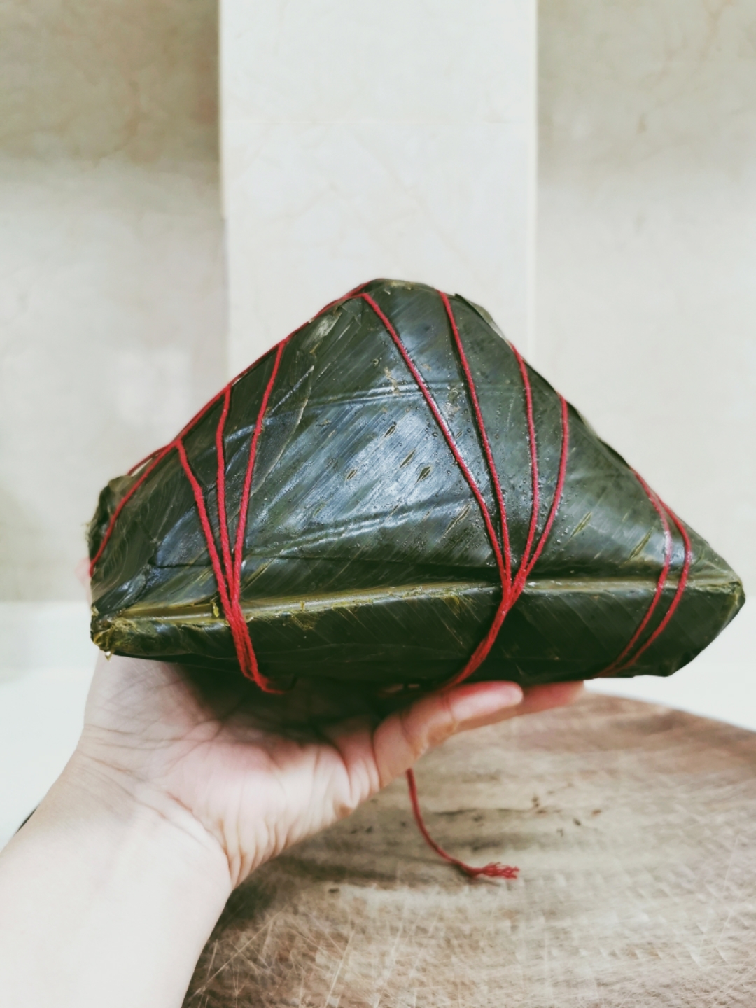 这么大的粽子,足有一斤重吧? 横州大粽,这么大的粽子,第一次吃!