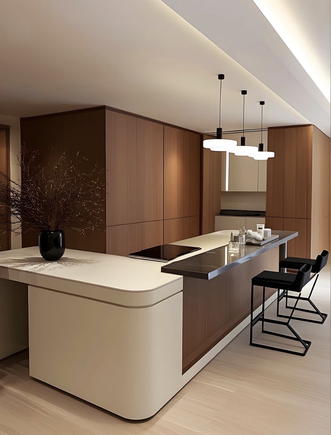 家中,中西双厨并蓄,西厨里的弧形岛台,简直是生活品质的闪耀名片,让人