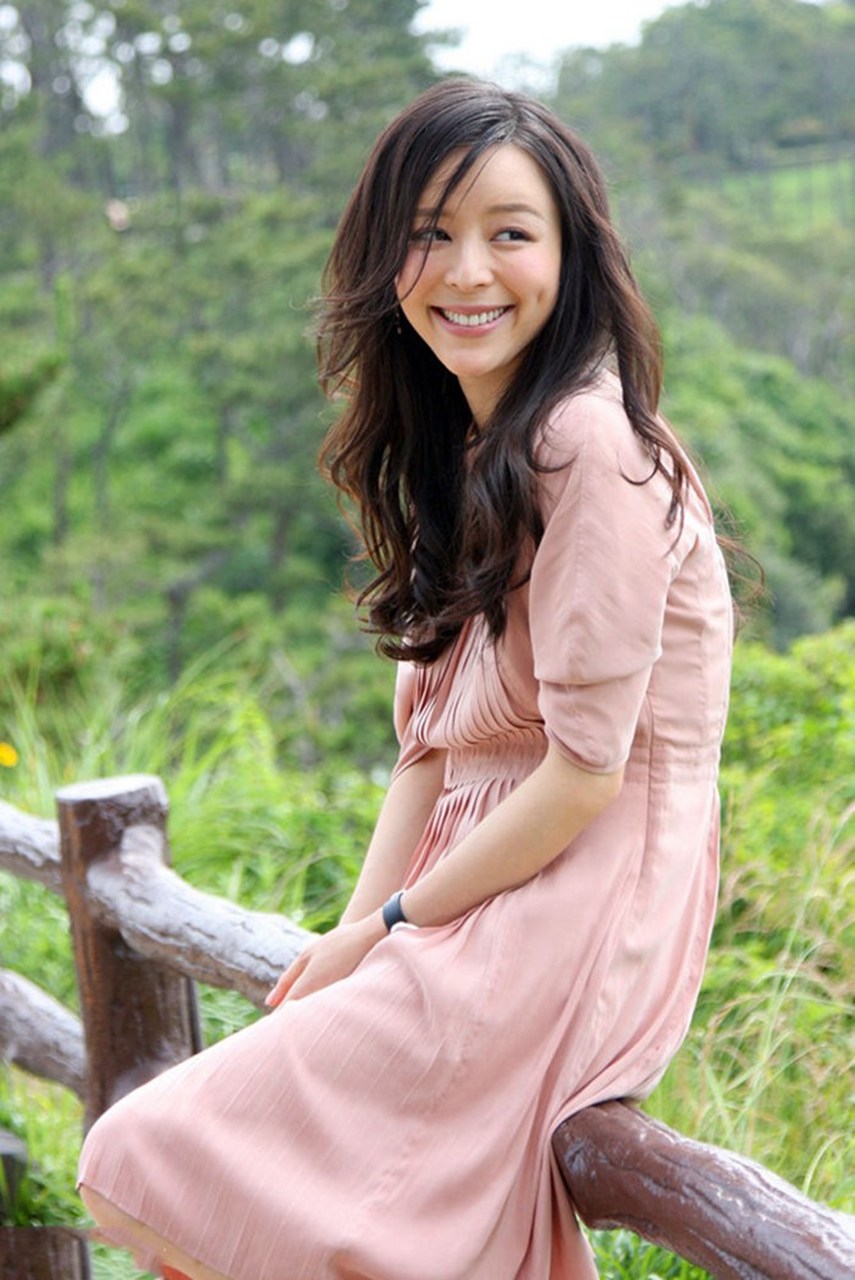 张静初,青春灵气女星代表,演技也深受认可,但是因为出演孔雀时 ,被人