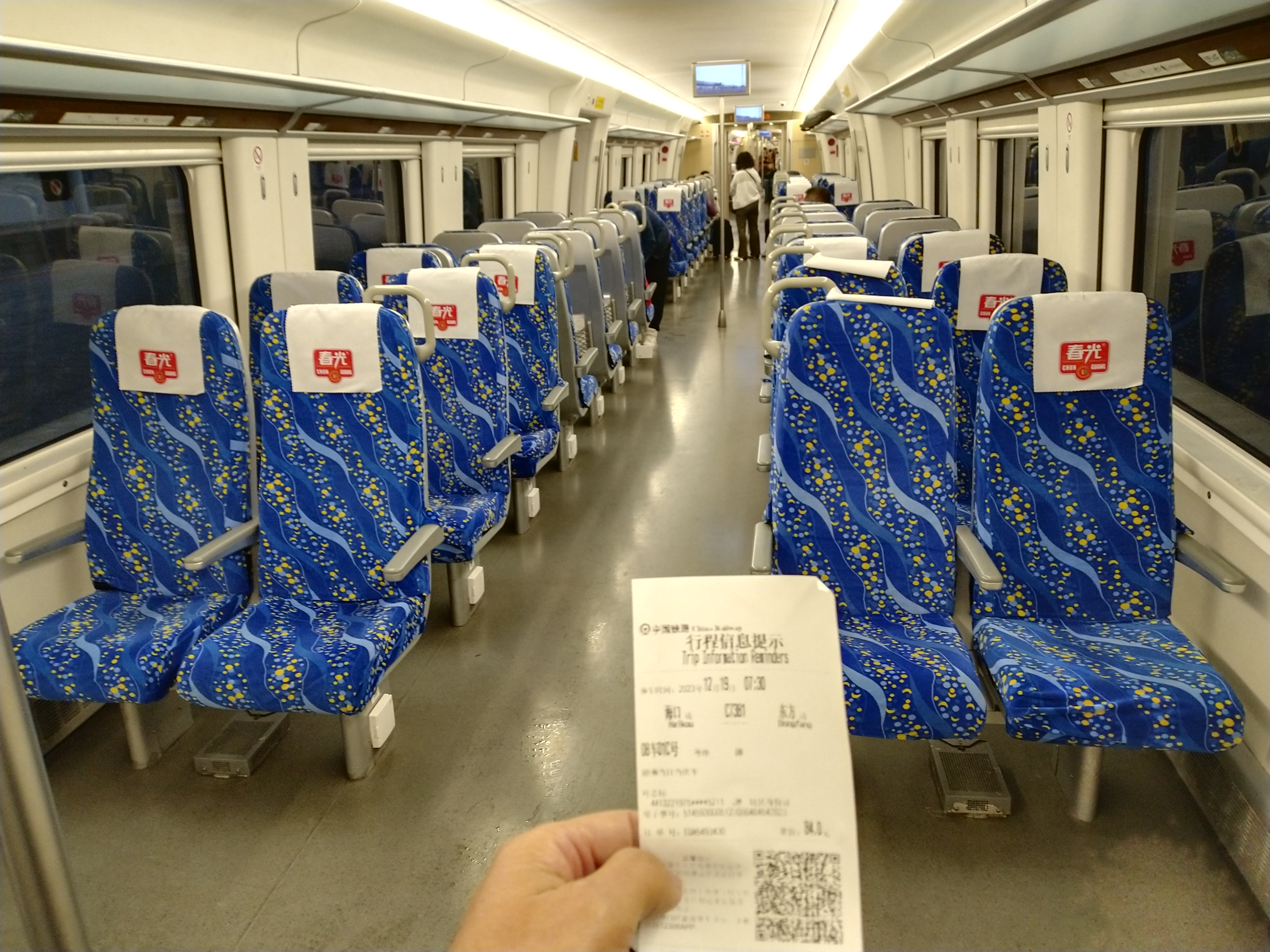 趁着旅游淡季,享受一下一个人包下整列车厢,又或