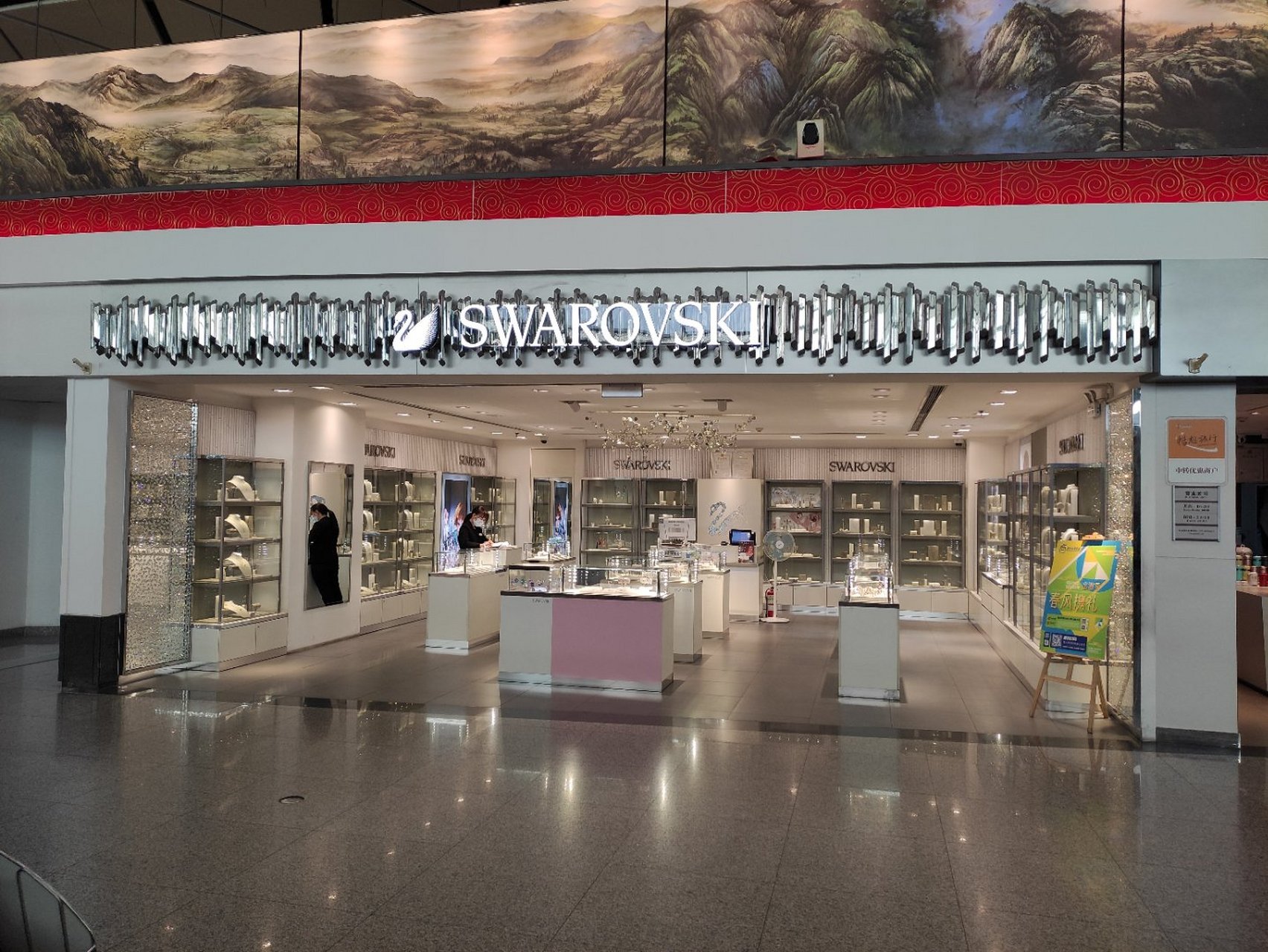 swarovski施华洛世奇这个店门头设计的漂亮,点击率高,路过一眼难忘