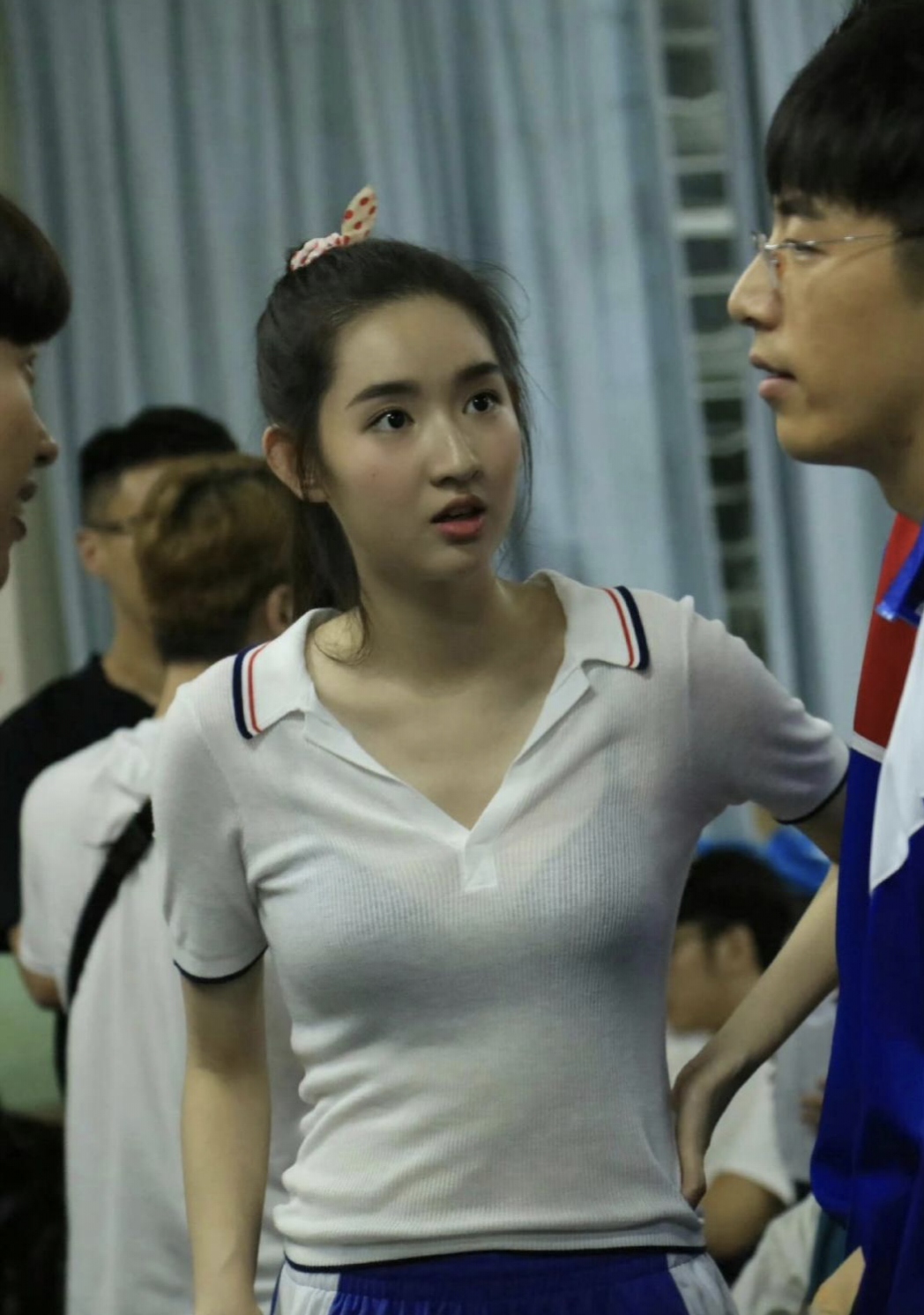 这是哪个高中的校服,会不会太透了点,男同学们还能认真听课吗?