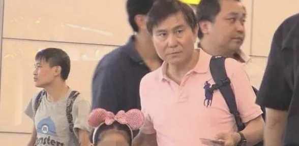 据网友说:他是韩雪的老公,怎么可能呢?他们俩相差差不多20岁了呀?