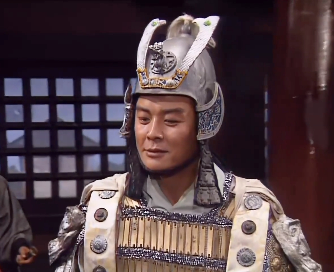 洪宇宙,头戴威武头盔,身着精致铠甲,英姿飒爽,仿佛从历史画卷中走出的