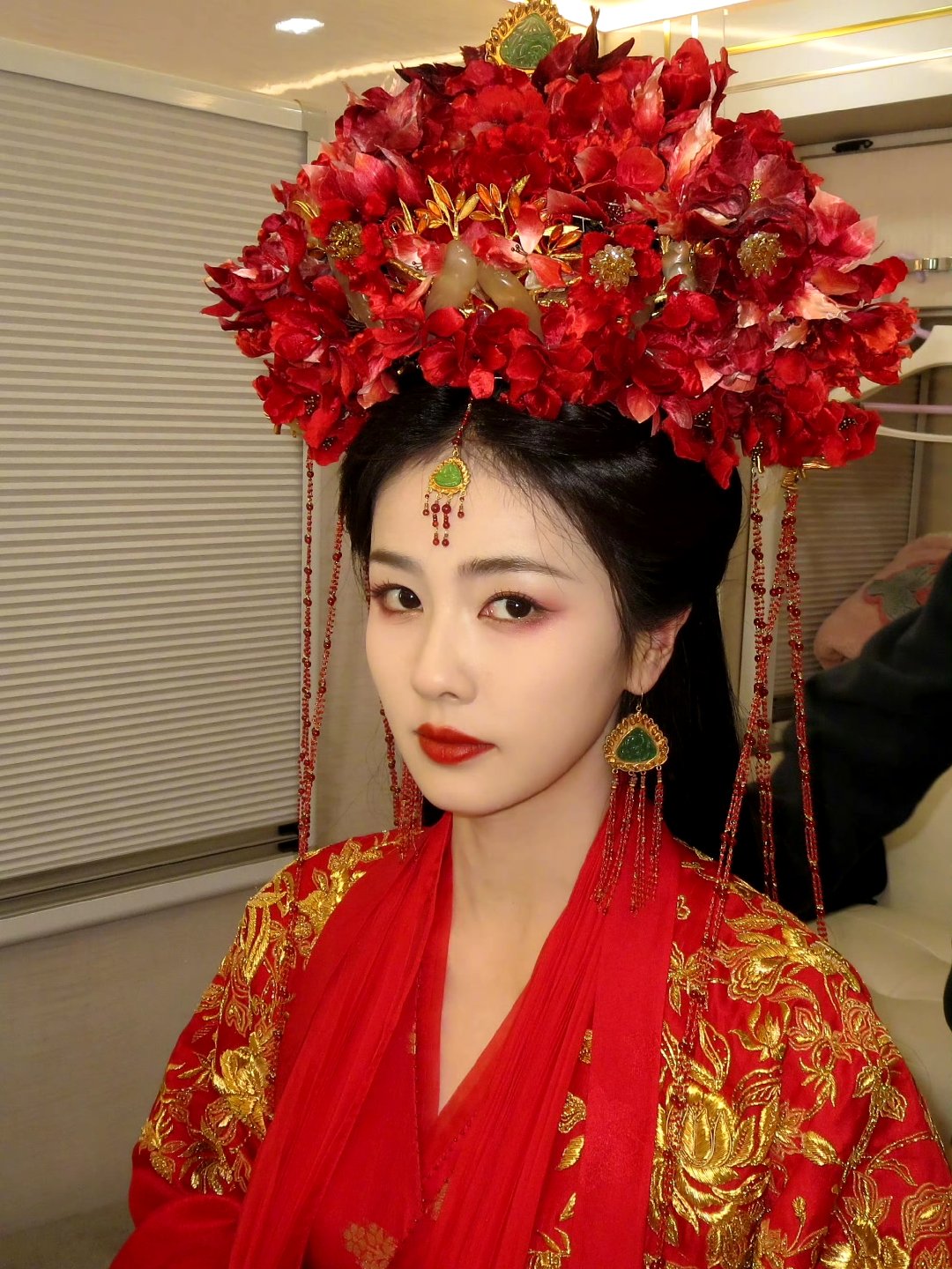 白鹿穿着传统红金绣裙,头戴大红花冠,美得像是从古画