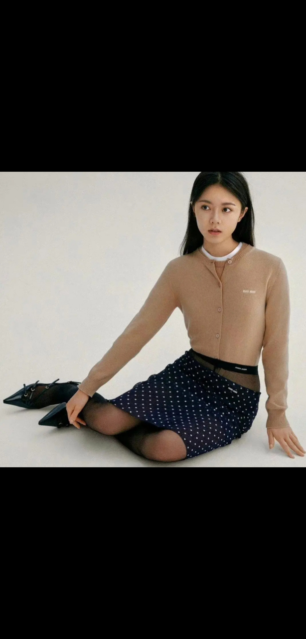 很喜欢赵今麦,但是这个裙子 不敢苟同 不理解 不懂 不#赵今麦# #赵今