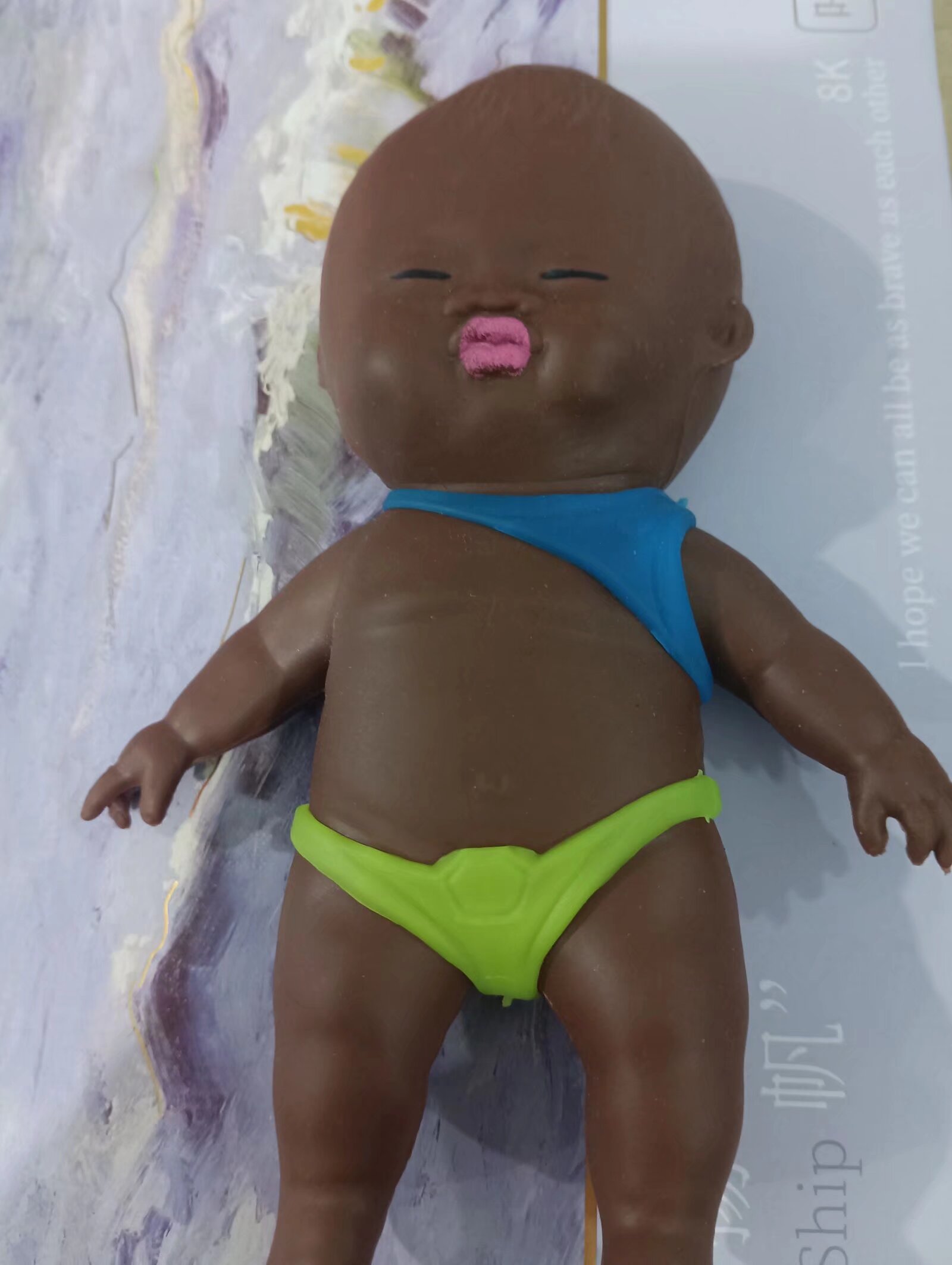 孩子捏的泥娃娃,捏成这个模样实在是太搞笑了!脑袋都窝进去了 !