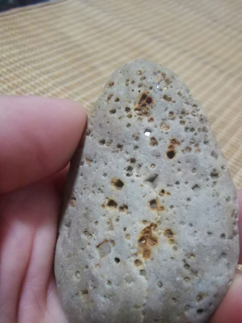 和大家分享一下,一块普通石头梨形装,孔洞是方形的里面是钻石,方形