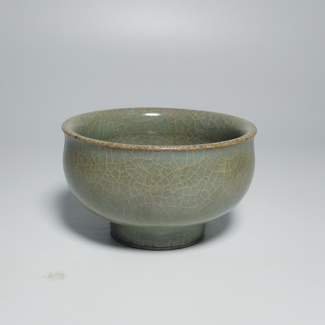 南宋龙泉官窑青釉碗 #盘盘老物件#  简约之中,尽显优雅.