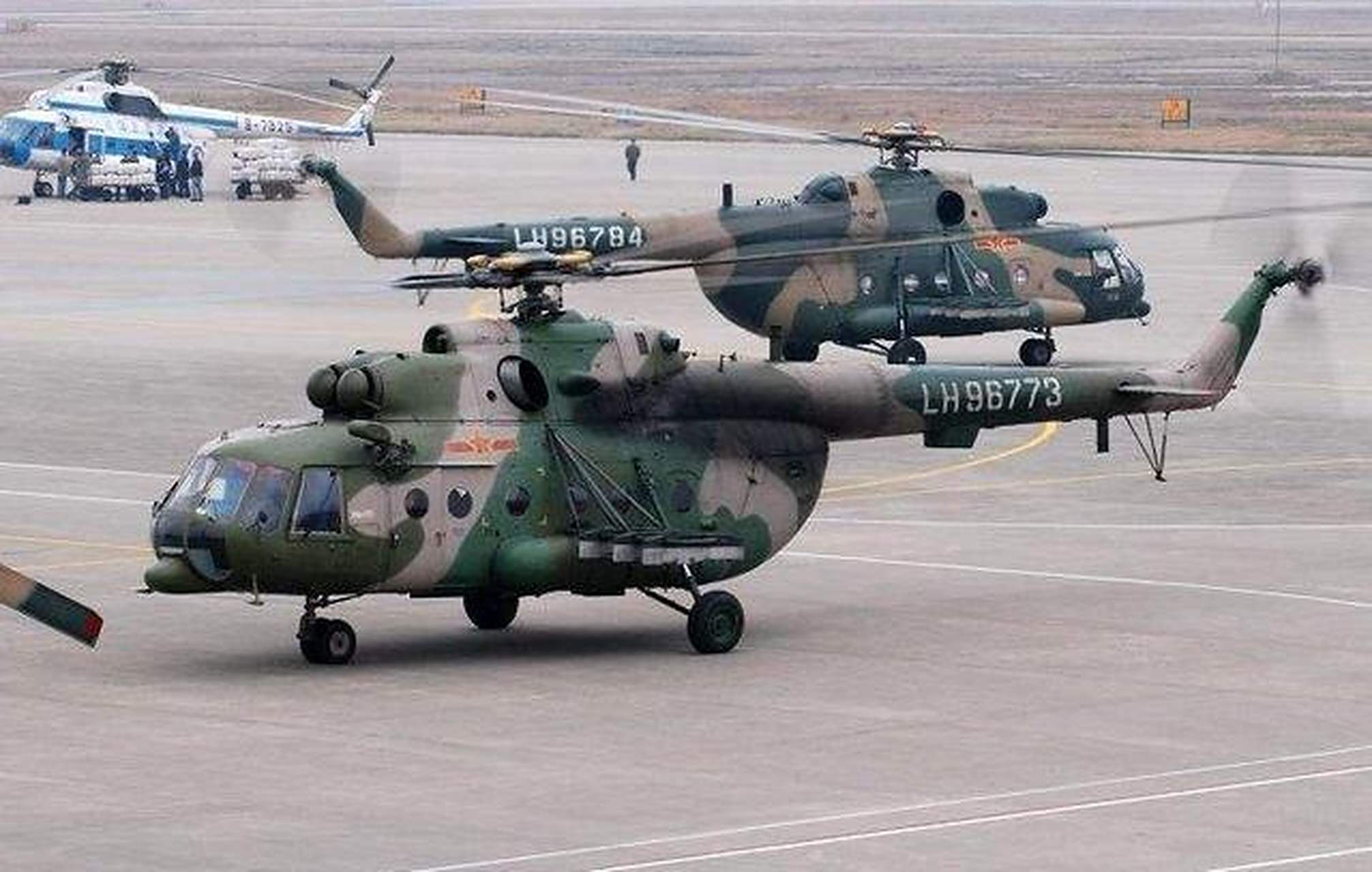 中国陆军现役外国武器 米171直升机 s70"黑鹰"直升机 s-300"骄子"防空