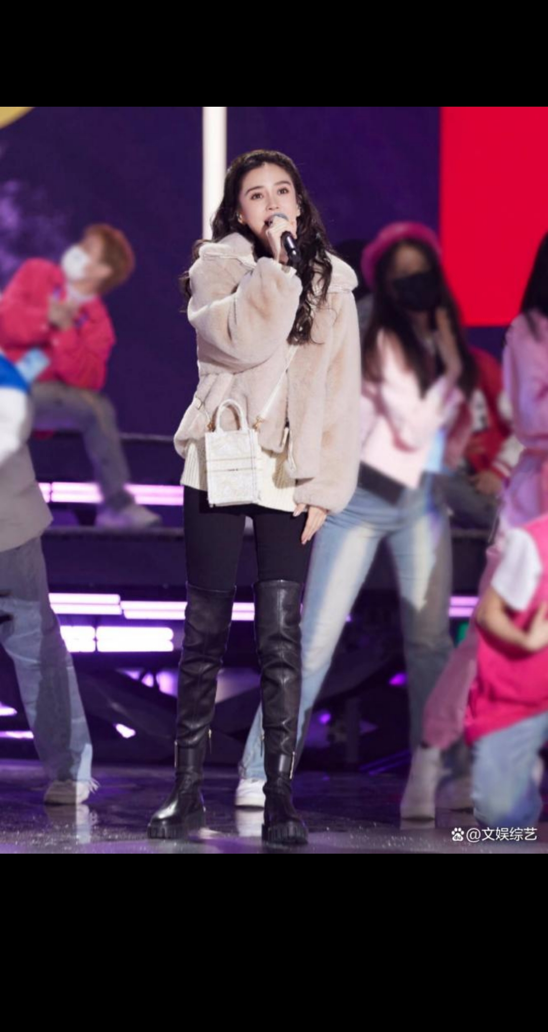 杨颖穿过膝长筒靴开演唱会