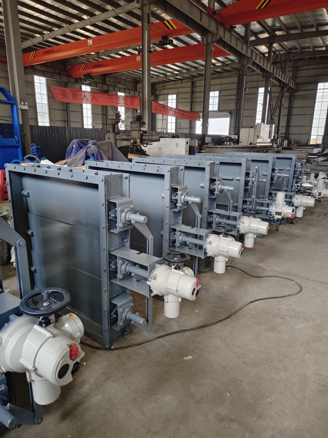 "今日巡检,驻足于电厂那庞大的烟气挡板门前,感受着工业脉搏的沉稳与