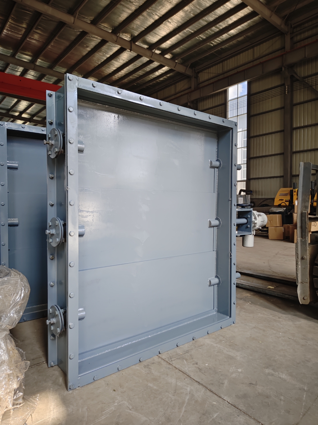 "今日巡检,驻足于电厂那庞大的烟气挡板门前,感受着工业脉搏的沉稳与