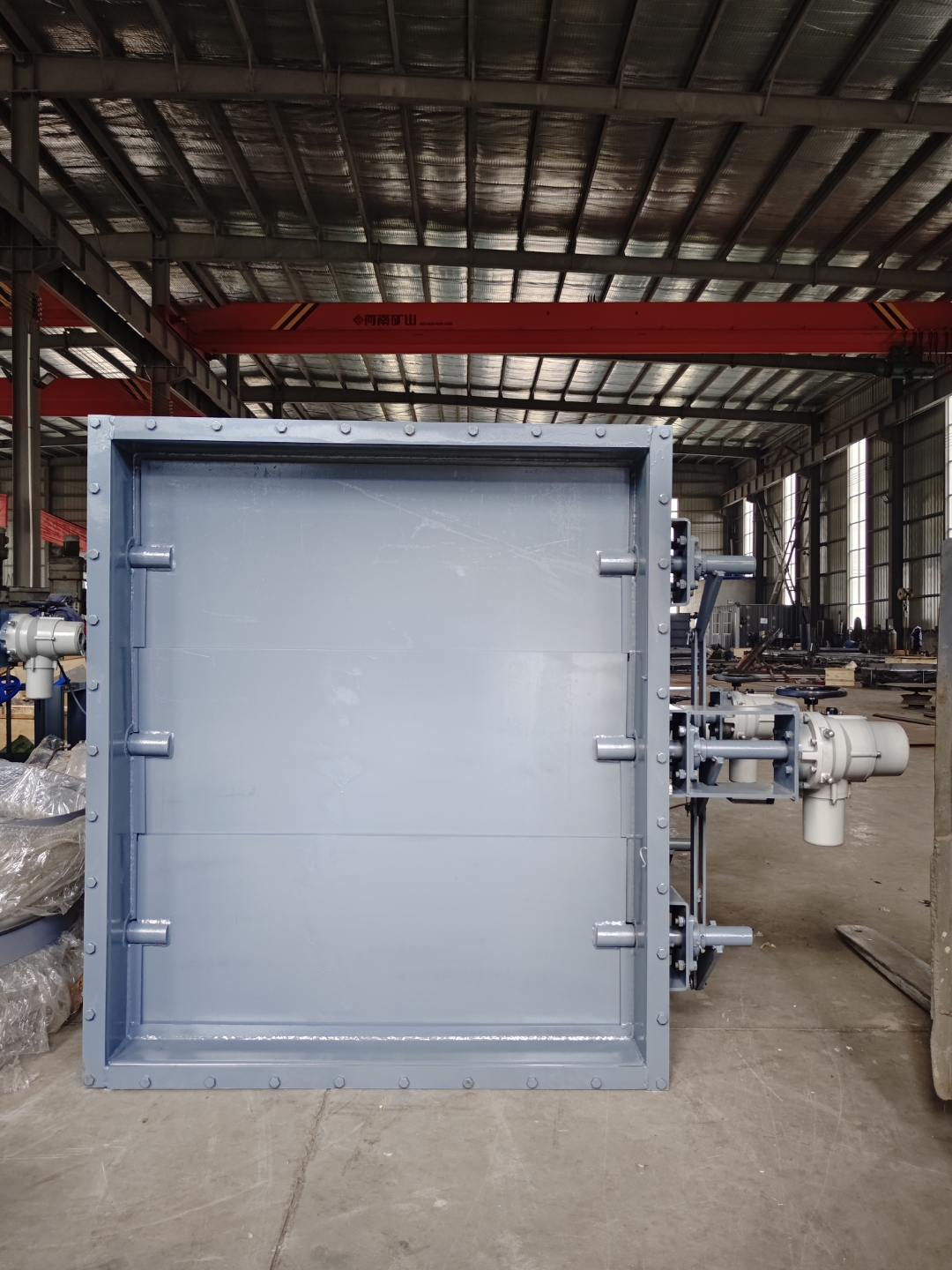 "今日巡检,驻足于电厂那庞大的烟气挡板门前,感受着工业脉搏的沉稳与