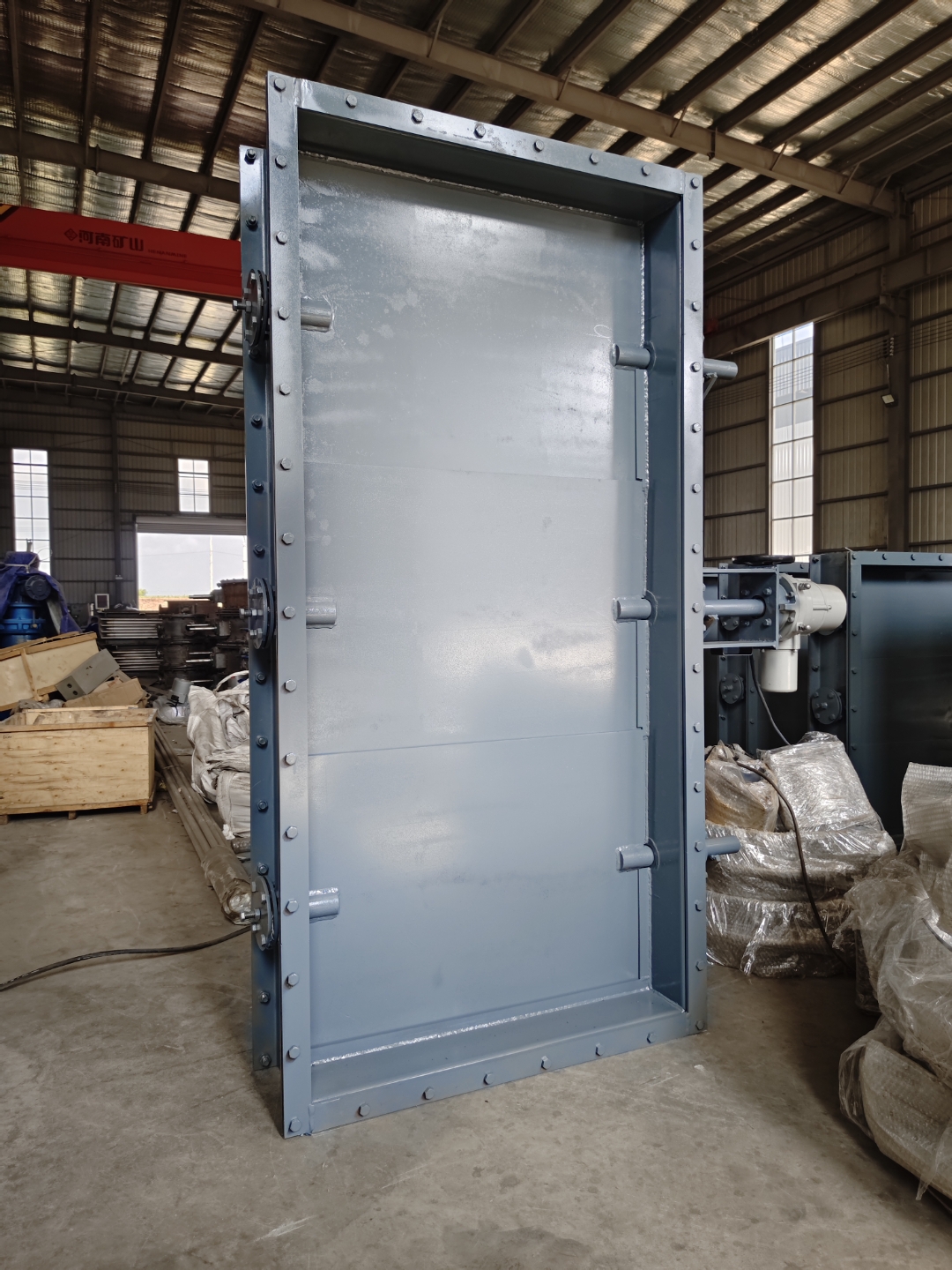 "今日巡检,驻足于电厂那庞大的烟气挡板门前,感受着工业脉搏的沉稳与