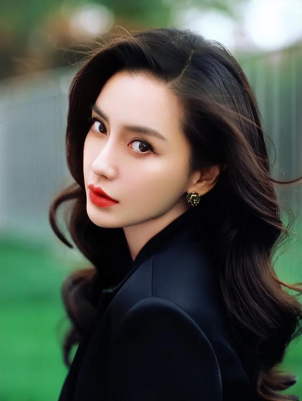 杨颖连穿了3套高定的事情上了热搜,却被网友一致嘲讽.