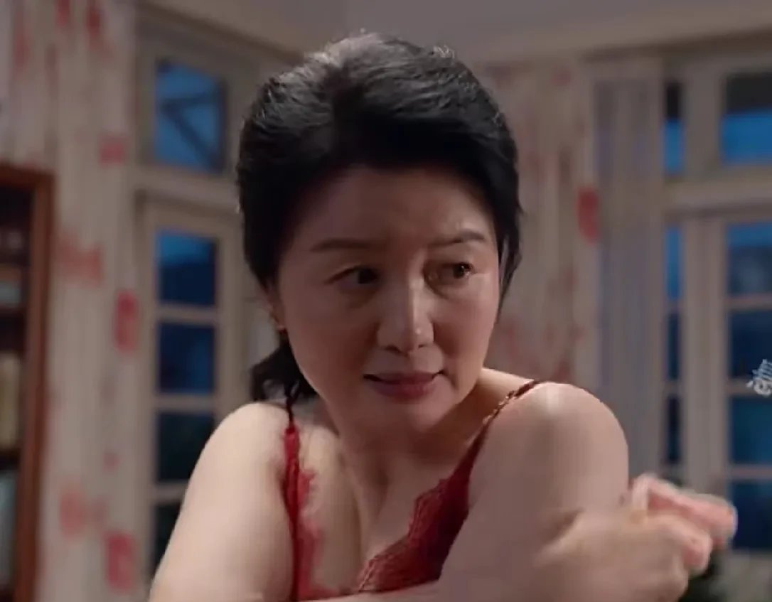 58岁郑卫莉在电视剧《我的后半生》中演彭玉兰,穿着一件大红吊带裙