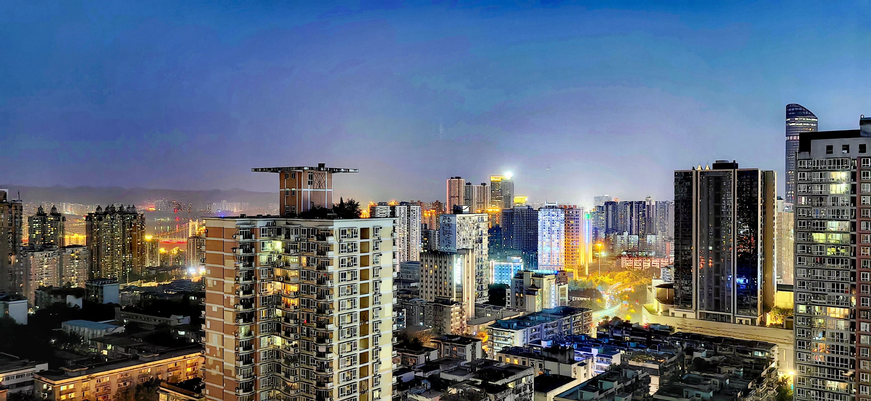 生活的两端 一端是万人追捧着的现代都市,建筑宏伟,灿若星河.