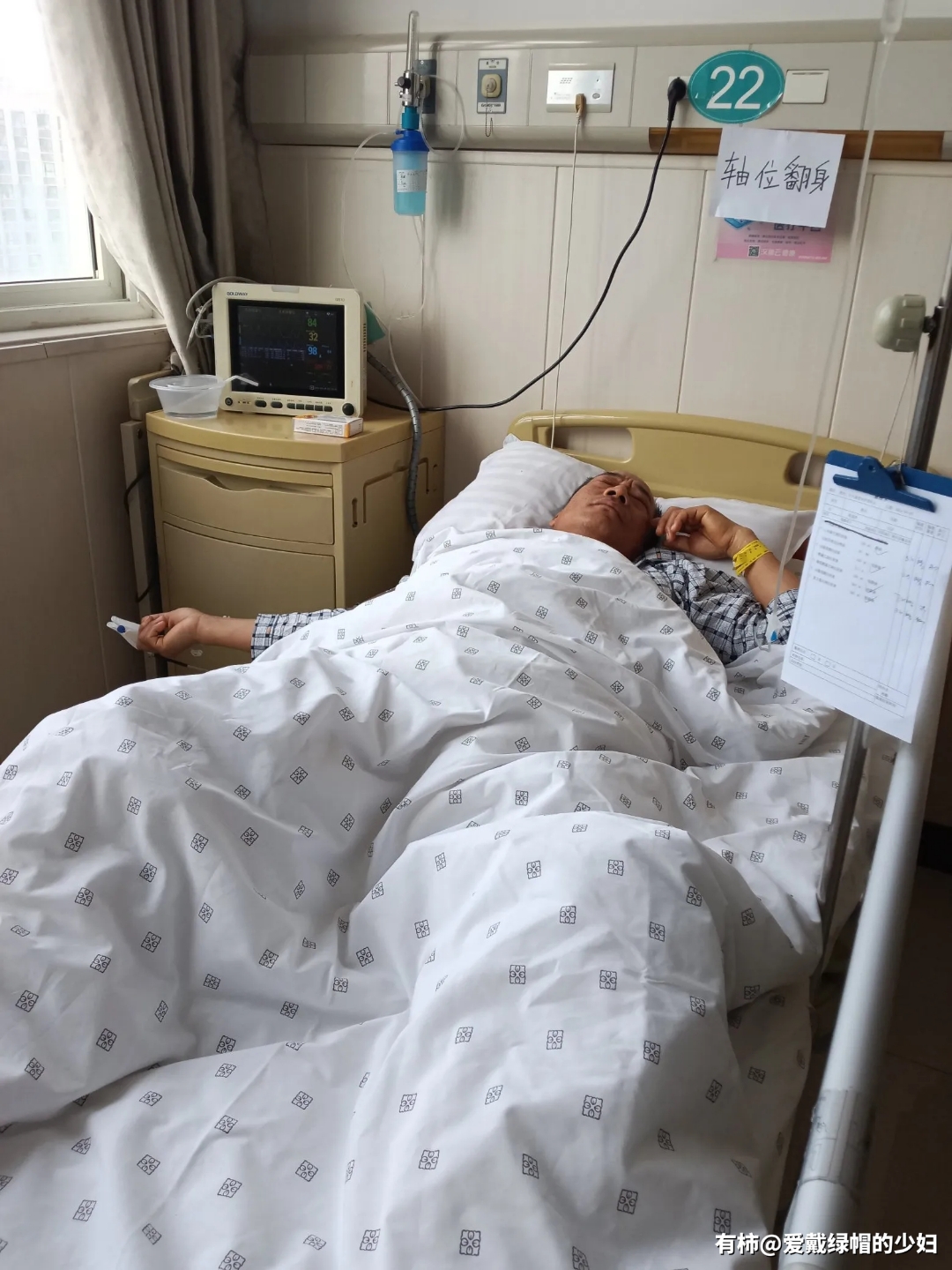 然后工地交了2000元住院费就走人了,昨天晚上突然核磁做出腹腔有渗血