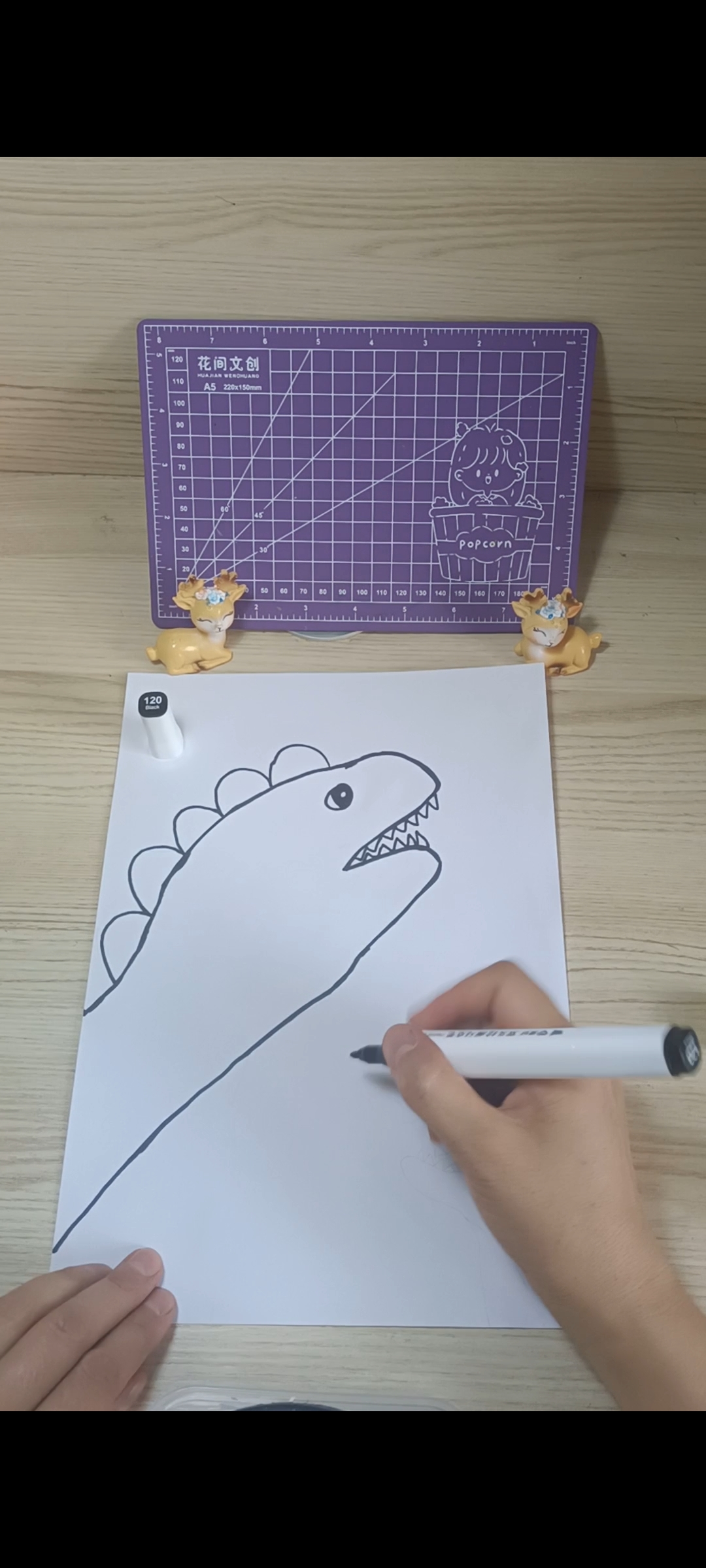 用手掌画一只大恐龙
