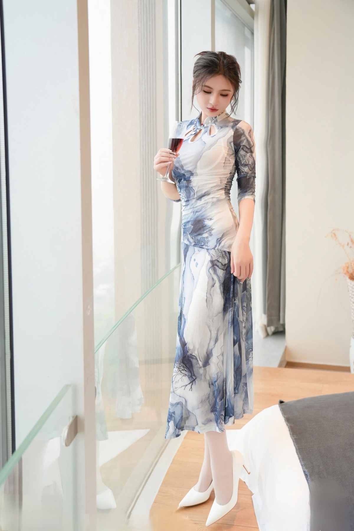旗袍搭配白丝和白色高跟鞋,感觉也很不错呢#穿搭# #旗袍##美女