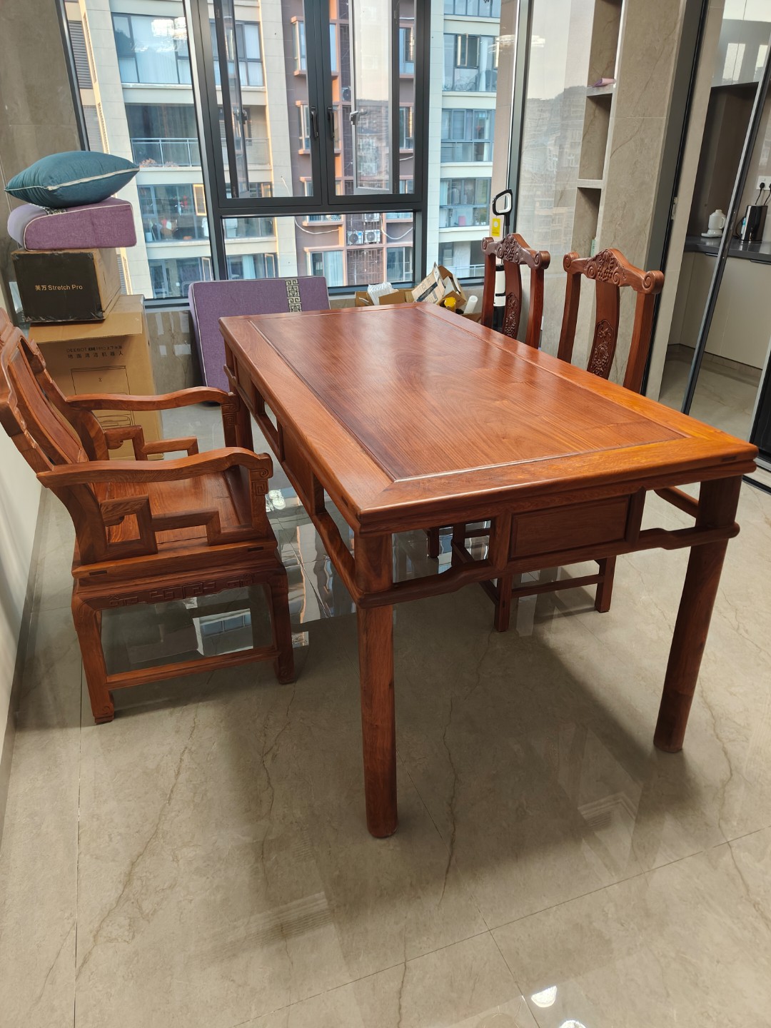 朋友把上海房子卖了,但是一屋子红木家具,全是大红酸枝家具,已经二十