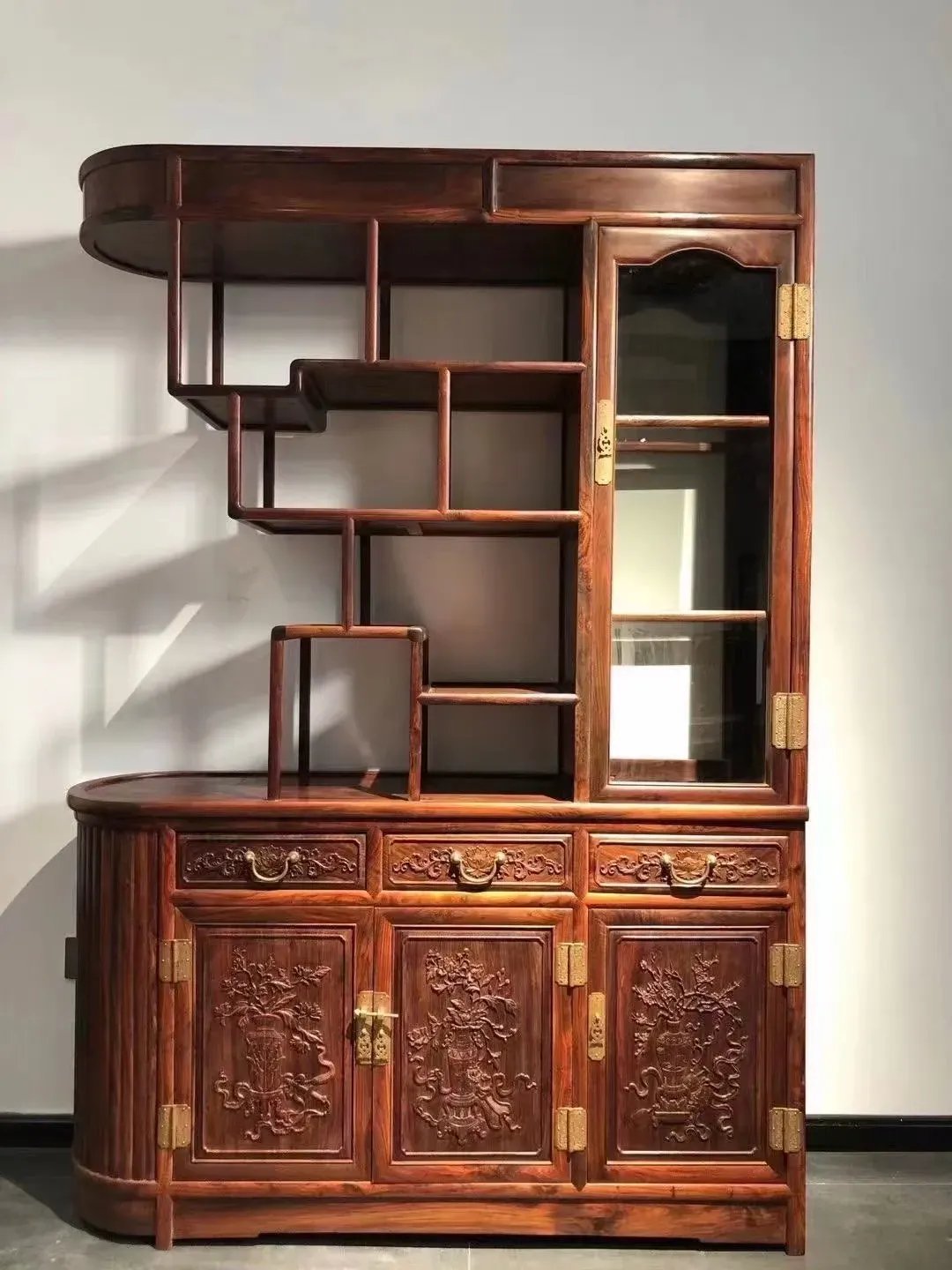 只要一闻味,就知道是香樟木,对于香樟味,再熟悉不过.