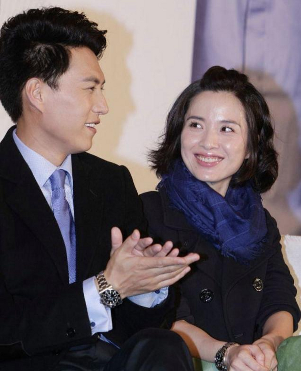 靳东与妻子李佳同框, 甜蜜对视,温馨感人, 夫妻默契感十足.