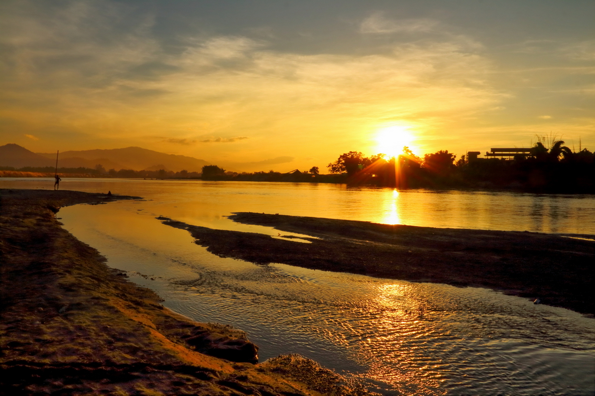 注:瑞丽江位于中缅边境,景色优美,流入伊洛瓦底江.