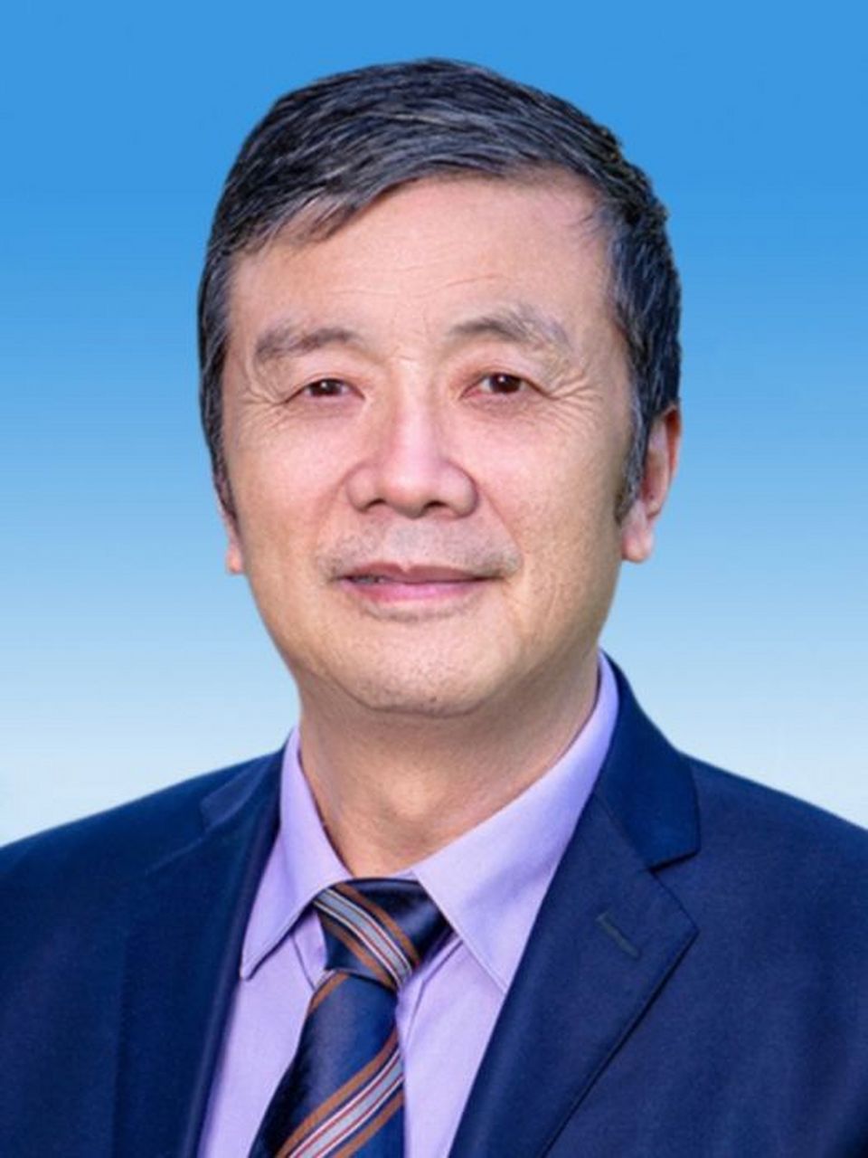 老照片:致敬任正非,致敬华为…  ①五十年代,任正非和母亲及弟妹合照.