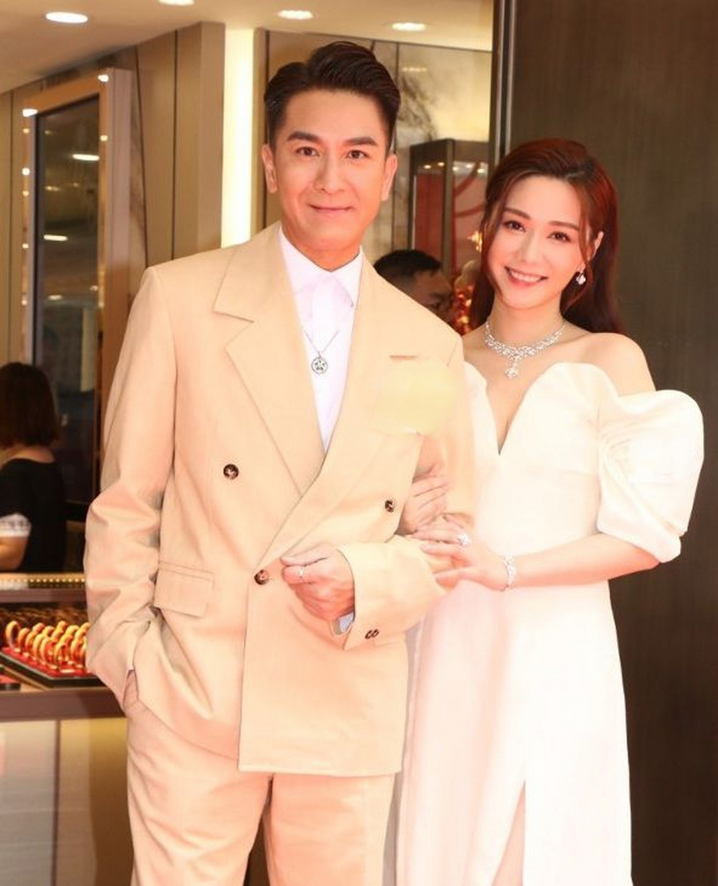 马国明与汤洛雯(汤镇宗之女)婚照.