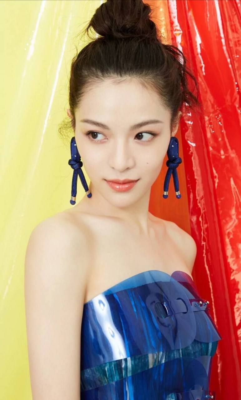 钟楚曦,1993年3月18日出生于广东省广州市,毕业于上海戏剧学院表演系