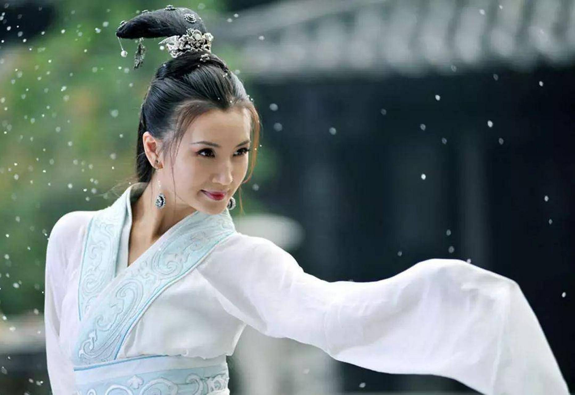 貂蝉是民间传说中人物,原名任红昌,是山西一位村姑,也有人认为吕布部