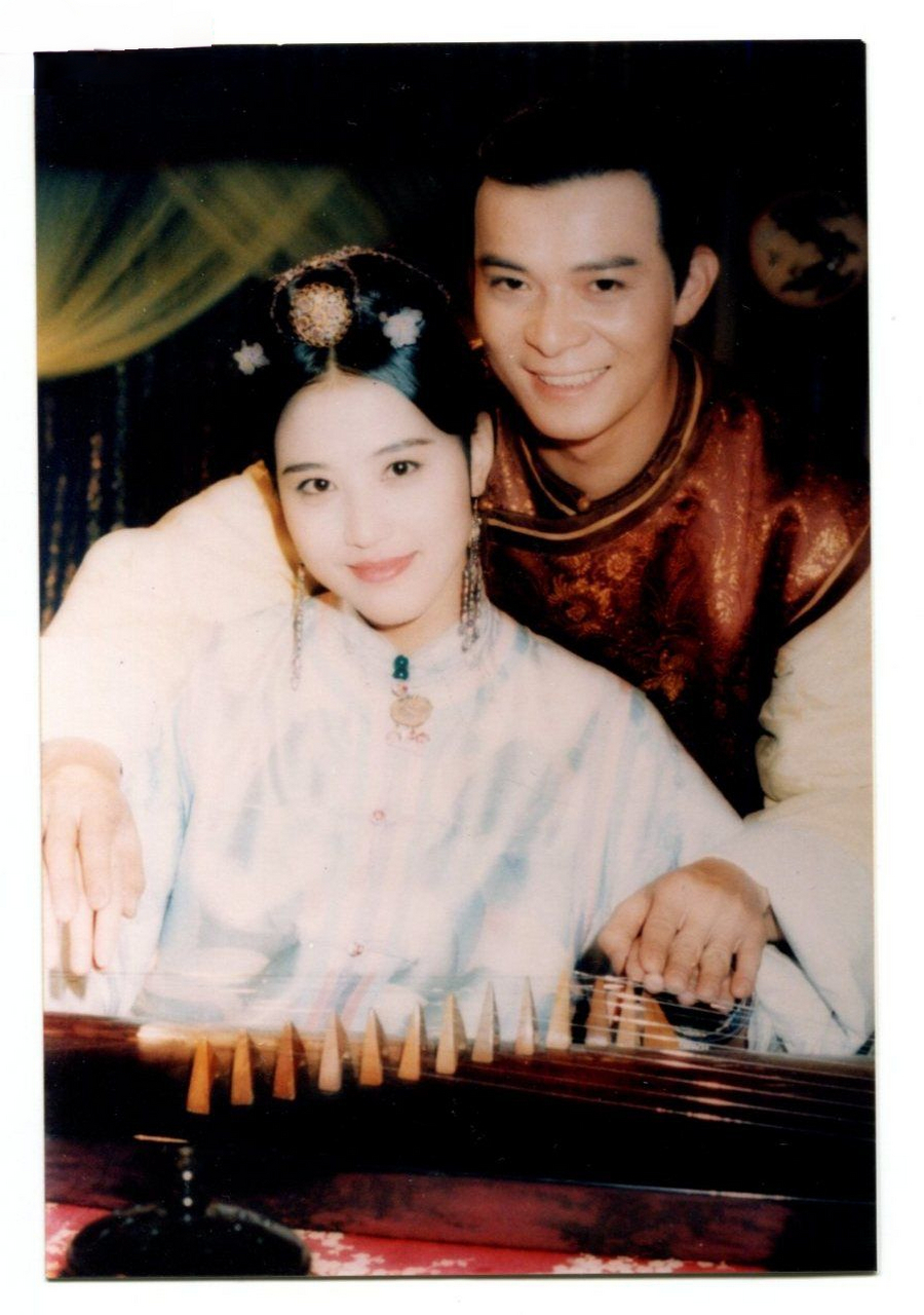 老照片:缅怀女神的黄金岁月 92年周海媚《末代皇孙》剧照,青春亮丽