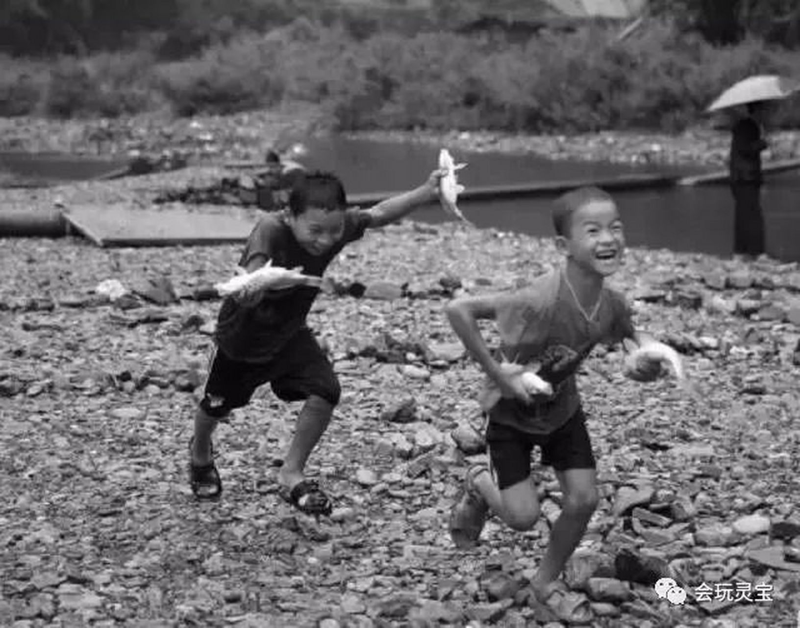 上世纪七十年代农村老照片:两个天真可爱的孩子捉到鱼后的喜悦情景