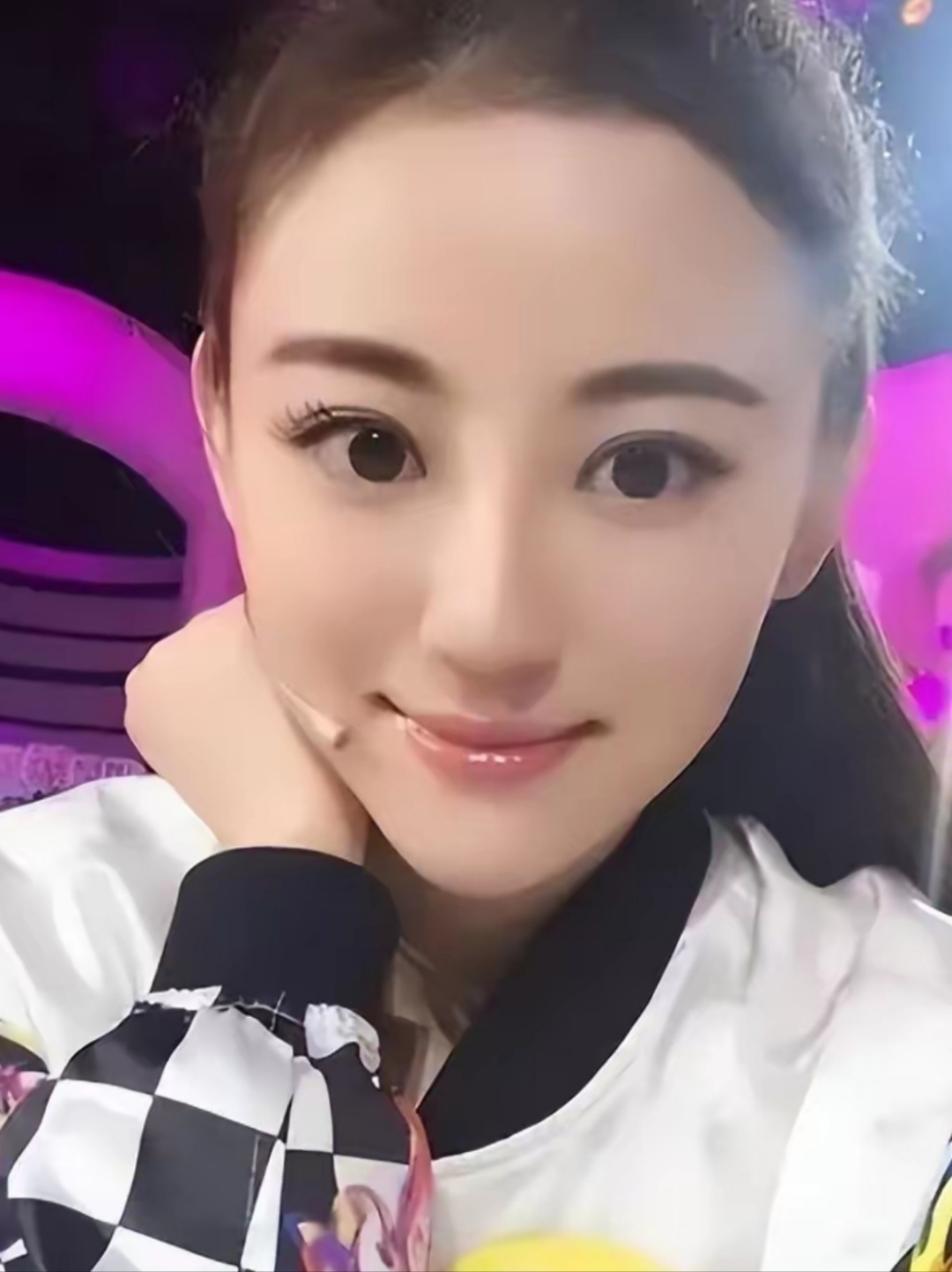 北京东五环某处霉味刺鼻的地下室,26岁的徐婷蜷缩在行军床上,溃烂的