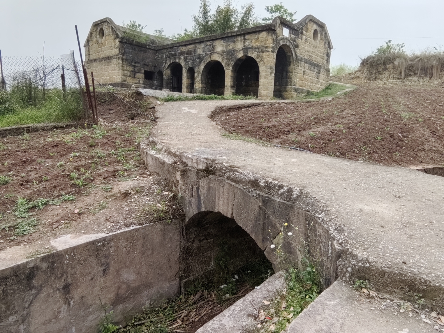 专程绕行200km,亲临其境观看很具年代感的四川威远县友谊渡槽,超震撼